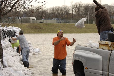FEMA - 34484 - Residents in Missouri sandbag a bank of the Meremac River