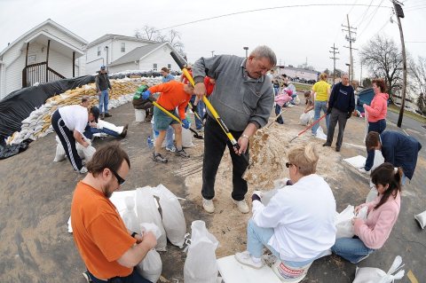 FEMA - 34489 - Residents fill sandbags in Missouri