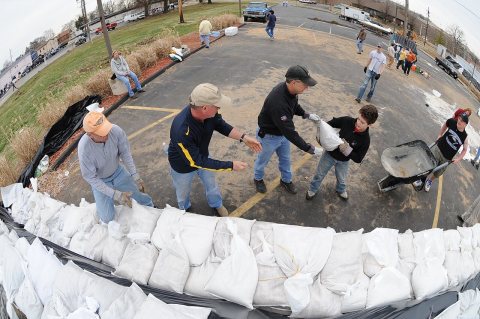 FEMA - 34491 - Residents fill sandbags in Missouri