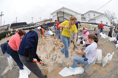 FEMA - 34488 - Residents fill sandbags in Missouri