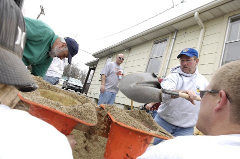 FEMA - 34483 - Residents preparing sand bags in Missouri