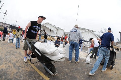 FEMA - 34486 - Residents prepare sandbags to protect property in Missouri