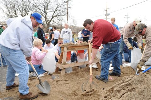 FEMA - 34485 - Residents fill sandbags in Missouri