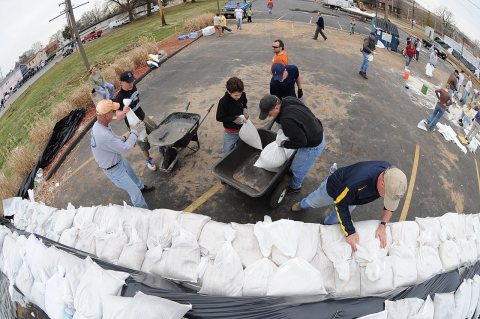FEMA - 34490 - Residents fill sandbags in Missouri