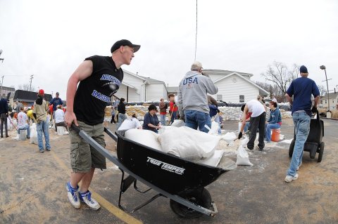 FEMA - 34487 - Residents prepare sandbags for flooding protection in Missouri