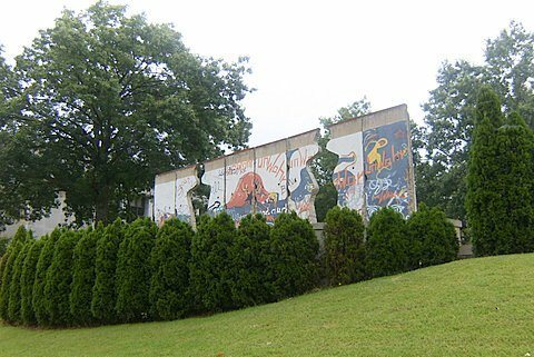 HPIM4287 Berlin wall recreated at