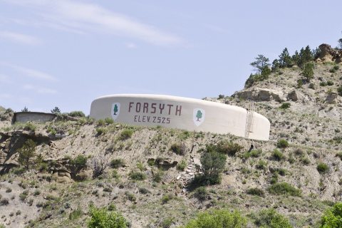 Clifftop water tank - Forsyth Montana - 2013-07-03