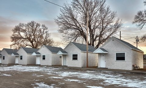 Units of the appropriately named Sand Hill Motel