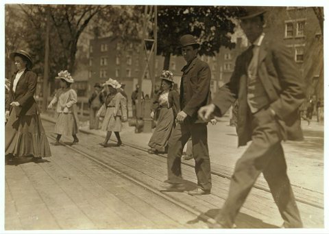 Noon hour, May 18 [?], 1909. Going to work in Great Falls Mfg. Co