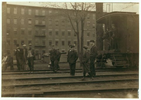 Noon hour, May 19, 1909. Boys working in Great Falls Mfg. Co