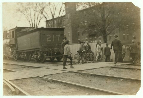 Noon hour, May 19, 1909. Boys working in Great Falls Mfg. Co