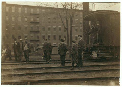 Noon hour, May 19, 1909. Boys working in Great Falls Mfg. Co., Somersworth, N.H. LOC nclc.01758