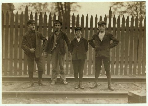 Boys working in Great Falls Mfg. Co