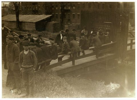 Noon hour, May 19, 1909. Boys working in Great Falls Mfg. Co
