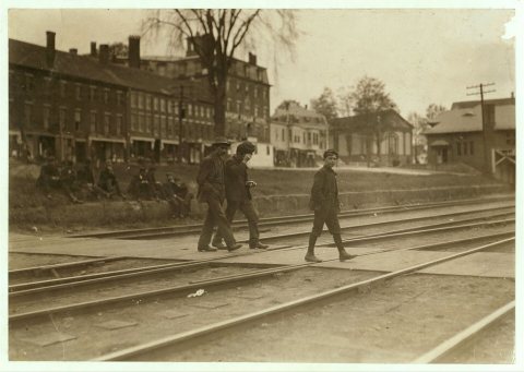 Noon hour, May 19, 1909. Boys working in Great Falls Mfg. Co