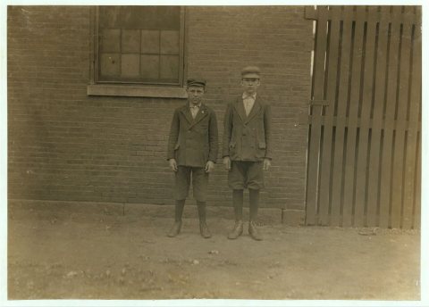 Boys working in Great Falls Mfg. Co