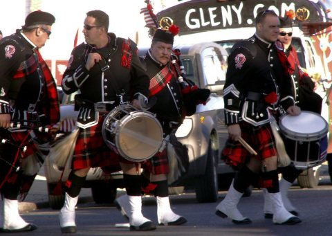Don't Diss The Newark Bagpipes - This Guy's Packin'!