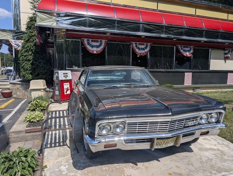 JB's Diner on 33 retro Chevrolet