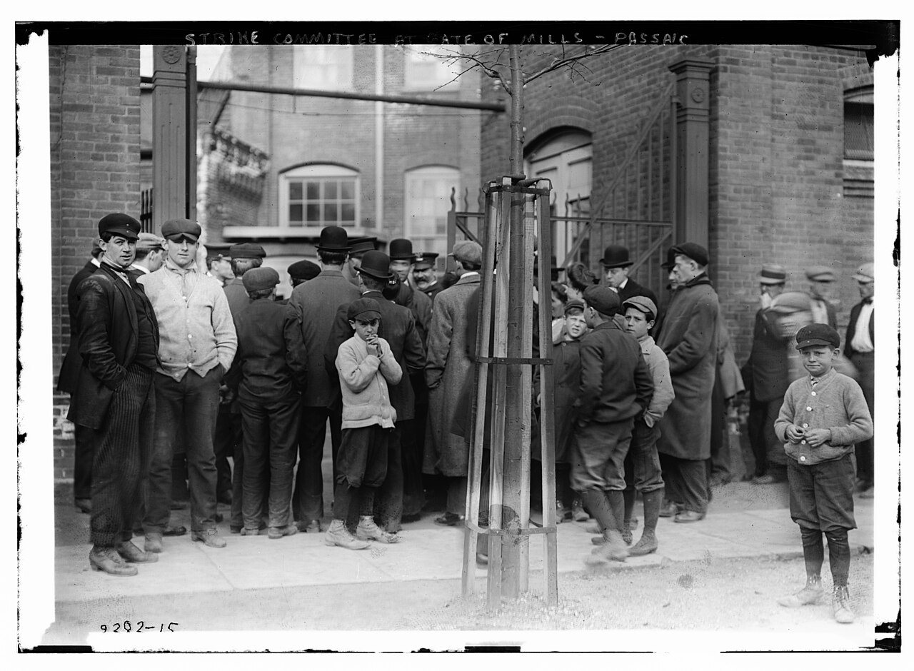 Strike committee at Gate of Mills