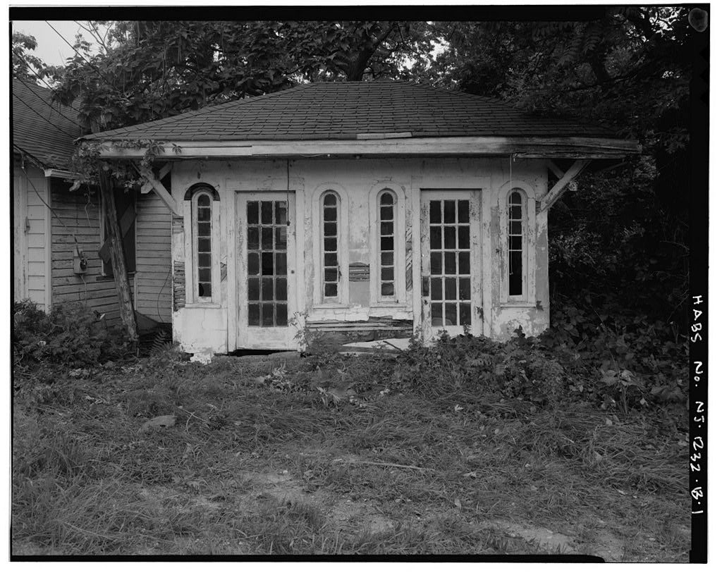 Benton Filling Station, Filling Station Building, 33 East Taunton Road