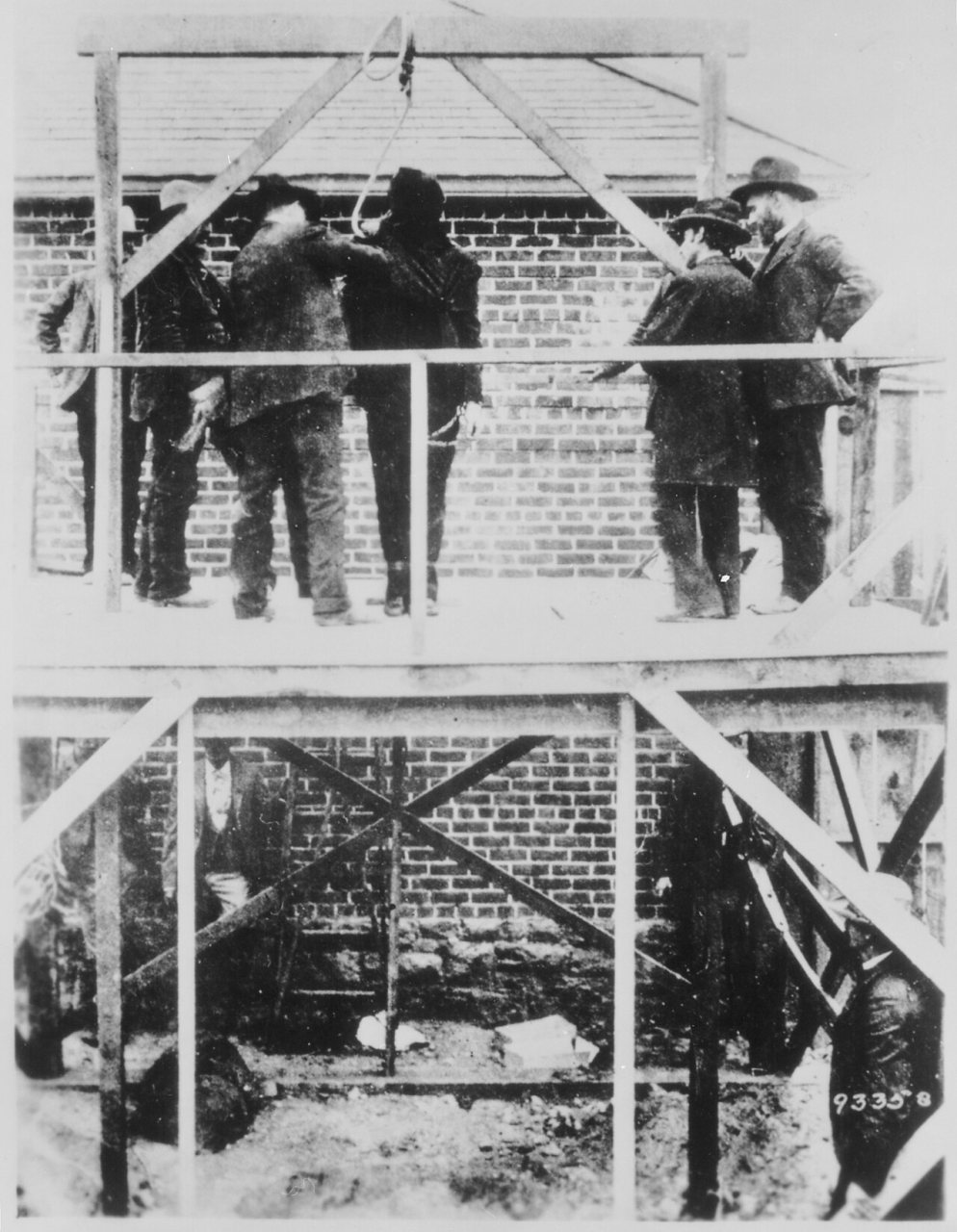 "Black Jack Ketchum getting fitted with a new necktie." He is being hanged at Clayton, N. Mex. Terr., 1901