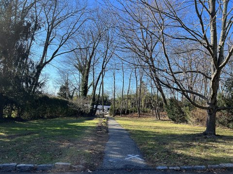 Plandome Station–Circle Drive Walkway, Plandome Manor, NY December 20, 2022 C