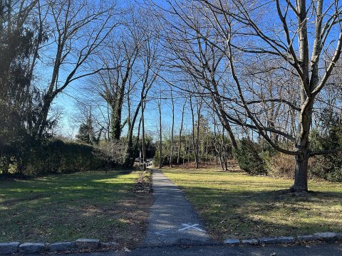 Plandome Station–Circle Drive Walkway, Plandome Manor, NY December 20, 2022 D