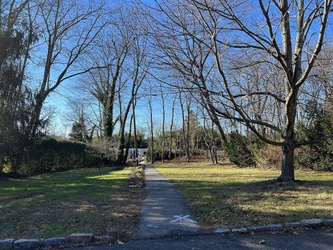 Plandome Station–Circle Drive Walkway, Plandome Manor, NY December 20, 2022 B