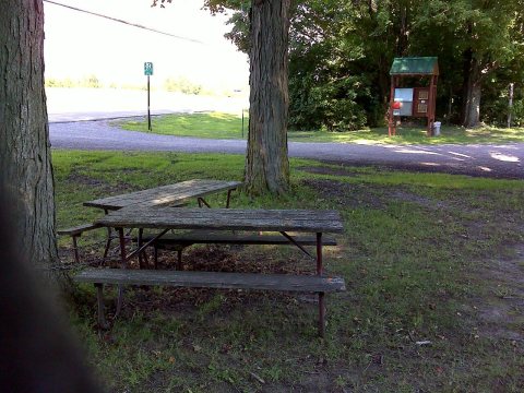 FLT CT08 7.3 mi - Picnic tables and kiosk at parking lot at N end Darien Lake S. P