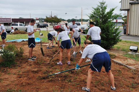 Air Force reservists give back to community 120715-F-OC807-071