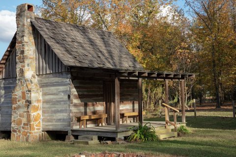 Old cabin at Reed's Bridge Battleground Park