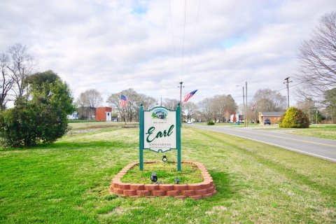Earl-welcome-sign-nc