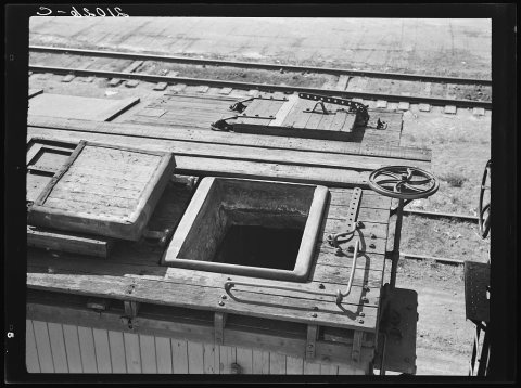 Freight car at potato shed. Tulelake, Siskiyou County, California