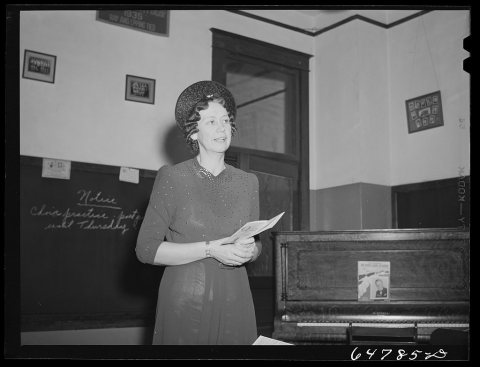 Epping, North Dakota. Mrs. Dahlen, wife of county chairman of the defense savings campaign, addressing a meeting of wom…