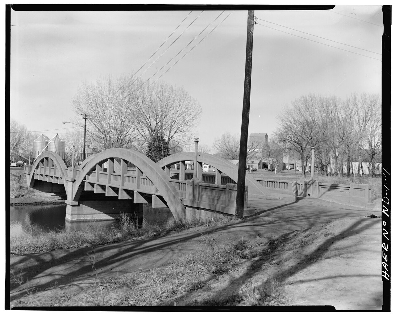 VIEW OF ARCHES AND CENTER PIER, LOOKING WEST - Mott Rainbow Arch Bridge, Spanning Cannonball River