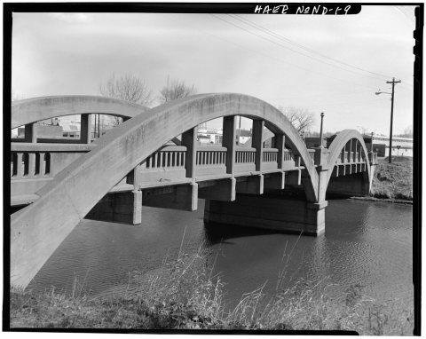 CENTER PIER AND ARCHES,LLOOKING NORTH - Mott Rainbow Arch Bridge, Spanning Cannonball River