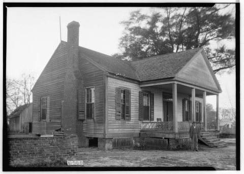 FRONT AND SIDE VIEW, S.E. - Britt-Williams-Borders House, Greenwood Street, Gordon, Houston County, AL HABS ALA,35-GORD…