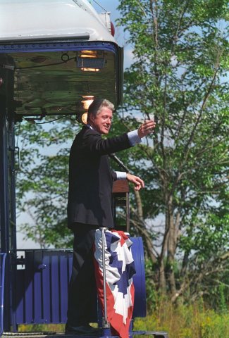 Photograph of President William Jefferson Clinton - DPLA - b4e81c56a945007765698ca0f9ac0cc9