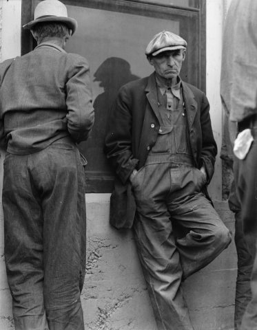 Waiting for the semimonthly relief checks at Calipatria, Imperial Valley, California, 8b31765