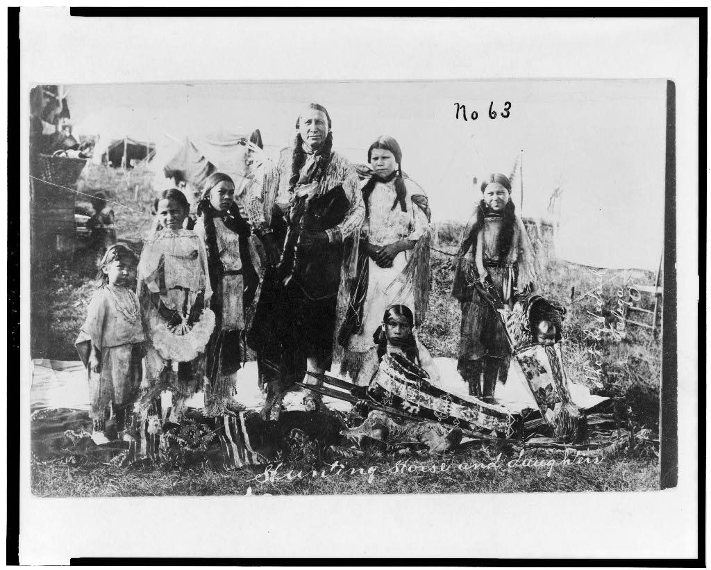 Hunting Horse and daughters