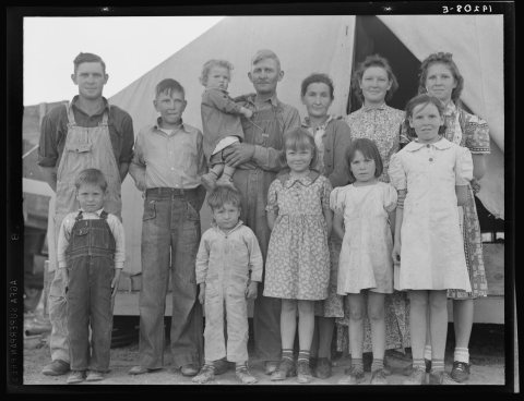 Father, mother and eleven children originally from Mangum, Oklahoma, 8b33251