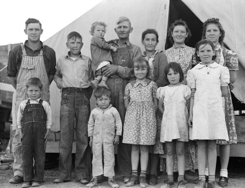 Father, mother and eleven children originally from Mangum, Oklahoma, 8b33251