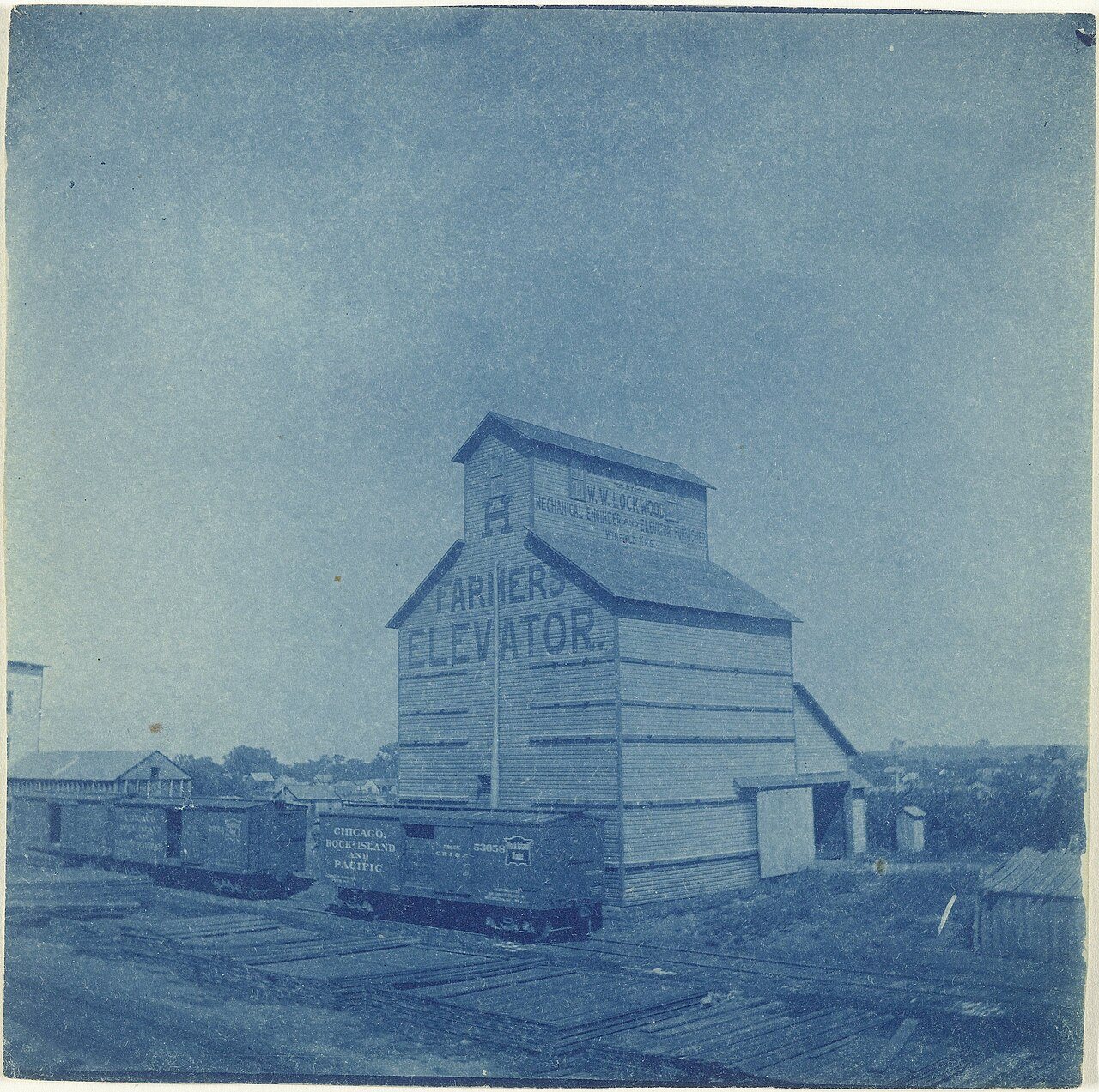 Graanelevator (Farmer's Elevator), King Fisher, Oklahoma, Verenigde Staten, met trein, RP-F-2007-272-2