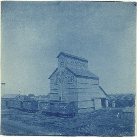 Graanelevator (Farmer's Elevator), King Fisher, Oklahoma, Verenigde Staten, met trein, RP-F-2007-272-2
