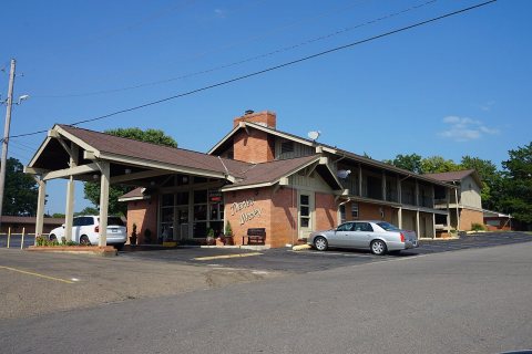 Broken Bow August 2018 26 (The Charles Wesley Motor Lodge)