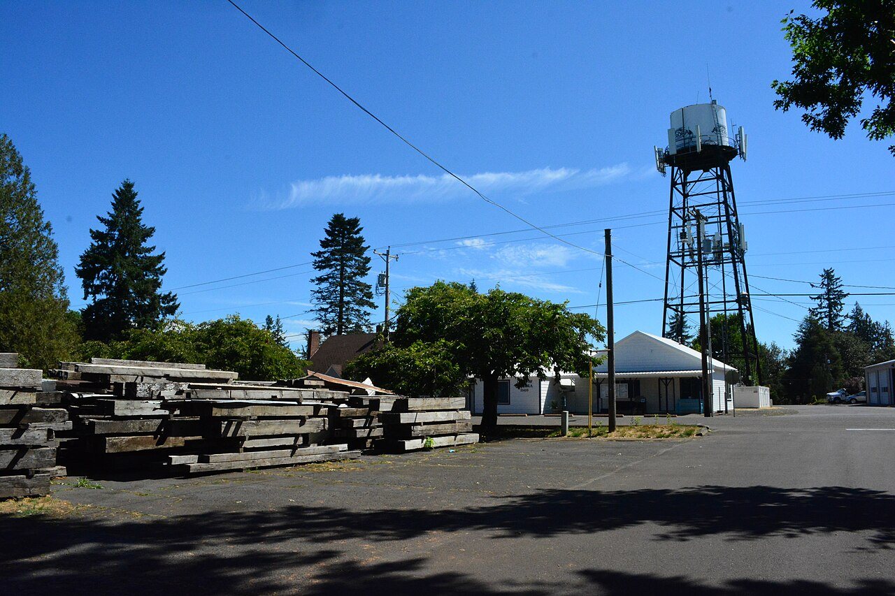 Aurora, Oregon - city hall and water tower 03