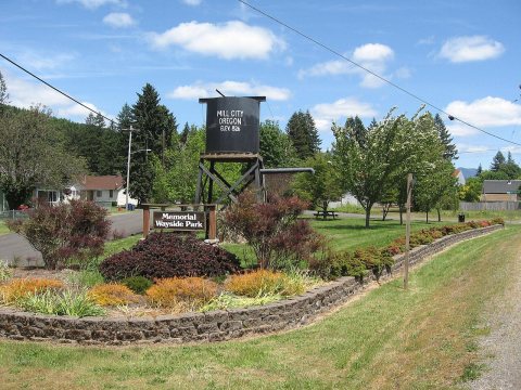 WEST ENTRANCE TO MILL CITY, OREGON