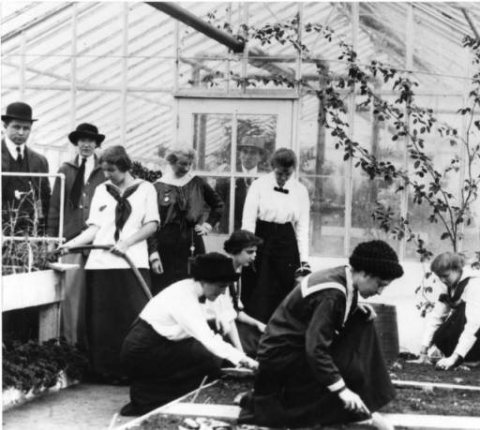 WomenInGreenhousePhiladephiaSchoolOfHorticulture