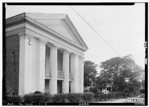 CLOSE UP OF FRONT, (NORTH) AND EAST SIDE OF BLDG. - Old Marengo County Courthouse, Cahaba Avenue and Mobile Street, Lin…