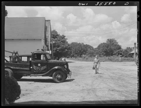 Bowman, South Carolina. Sergeant John Riley of the 25th service group of the Air Service Command, coming home on leave